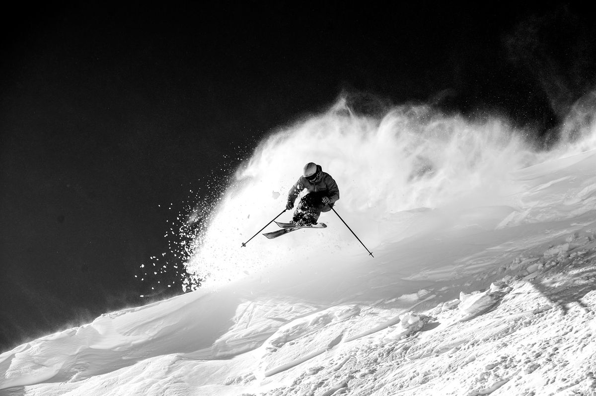 Rider bajando en la cordillera con equipo preparado en SnowDrop