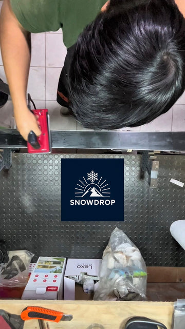 Hoy en el taller seguimos preparando equipos para que cada salida a la nieve sea más segura, cómoda y entretenida. Re...