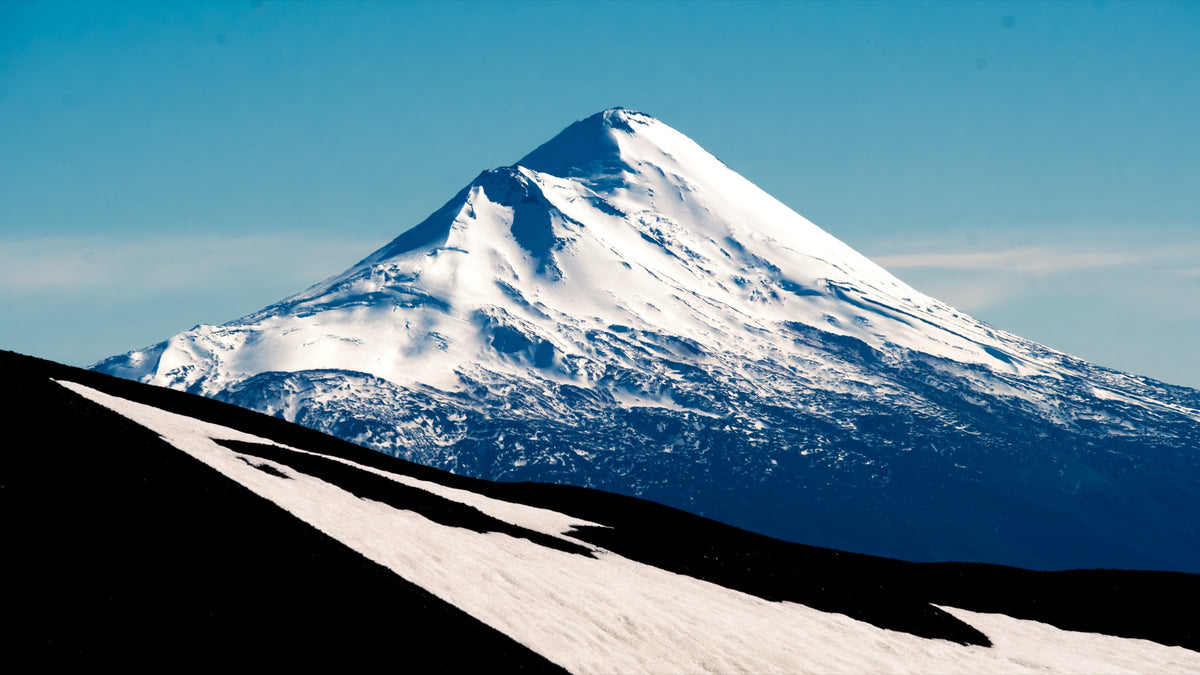 Volcán nevado del sur de Chile bajo un cielo despejado