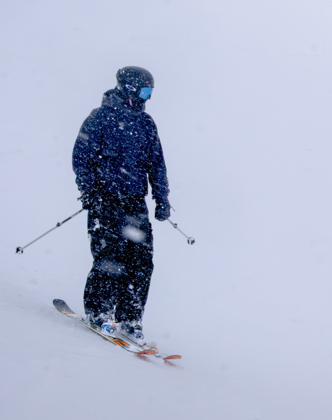 Benjamín Concha, fundador de SnowDrop, bajando una ladera nevada en Corralco durante una nevada